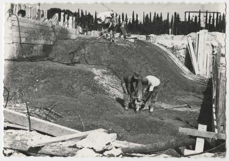 Costruzione dello sbarramento di Gorizia. Area di cantiere in alveo per la costruzione della traversa. Getto in cemento armato